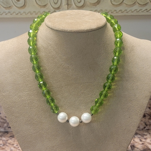 Vintage Jewelry - Vintage Necklace Aurora Borealis Pearl Green 1950s Classic 10in Necklace